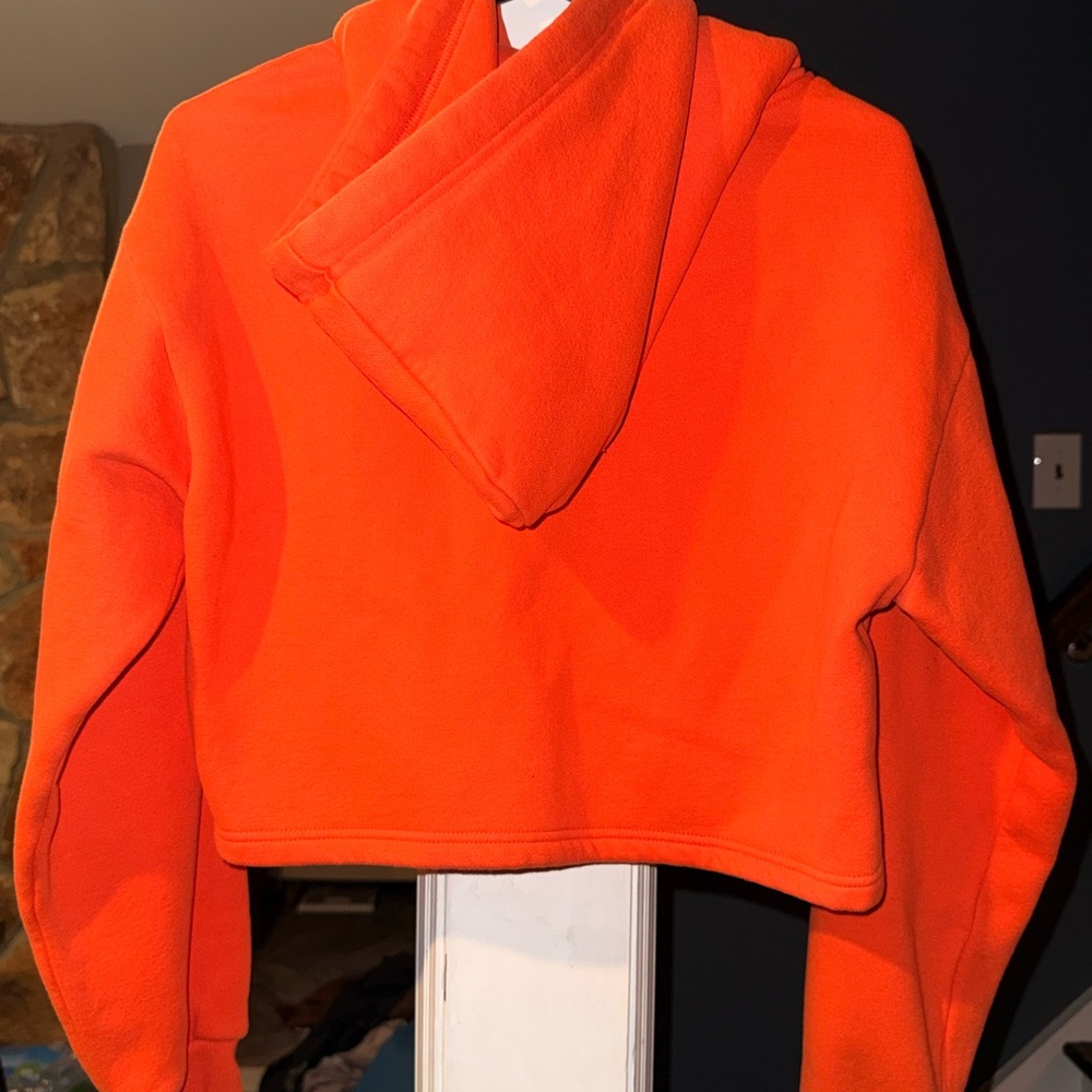 Forever 21 Hershey’s Reese’s Cropped Hoodie Orange Size M Graphic Sweatshirt - Picture 2 of 4
